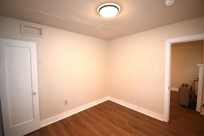 Building Photo - Freshly Remodeled Cozy Cottage Home