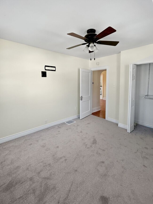 Building Photo - Welcome to this charming 2-bedroom, 1-bathroom home located in the heart of Crescent Township, PA