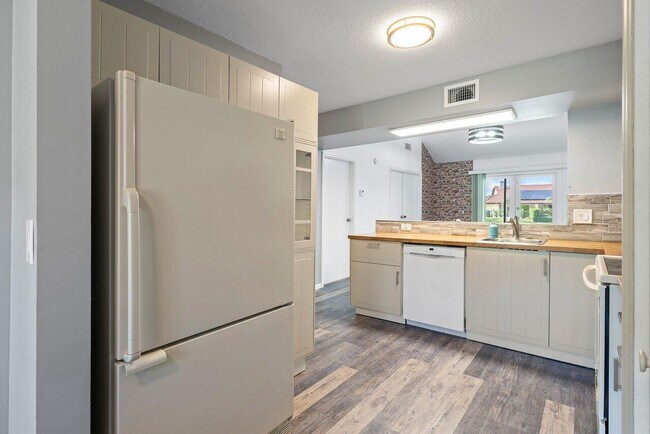 Building Photo - 10325 Hidden Springs Ct