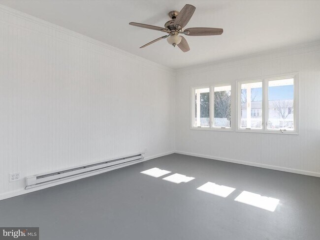 Building Photo - 402 S Cherry Grove Ave