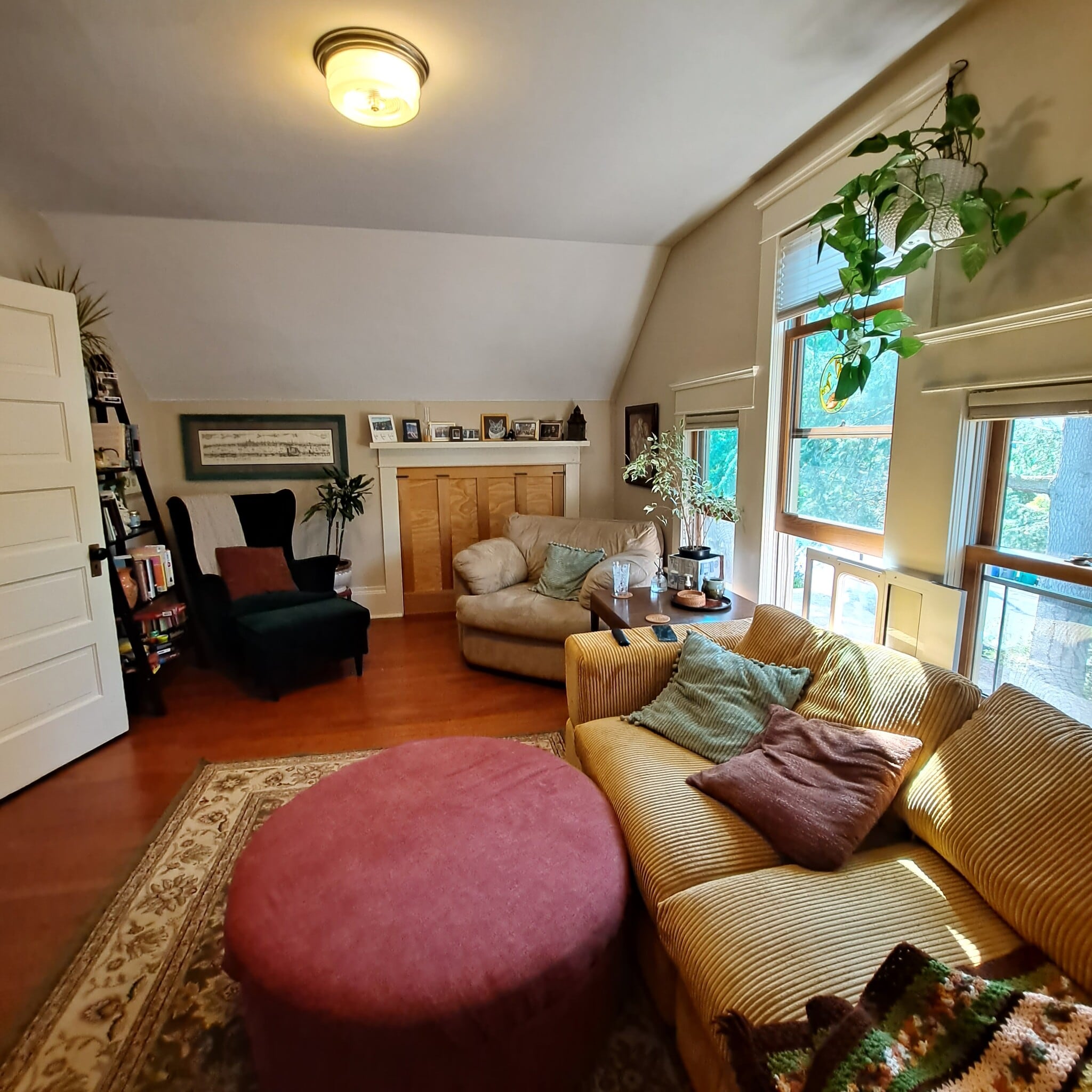 Living room with furnishings - 555 N Simpson St