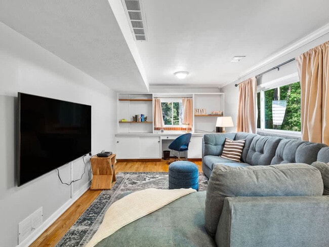 Building Photo - 670 Treeside Dr