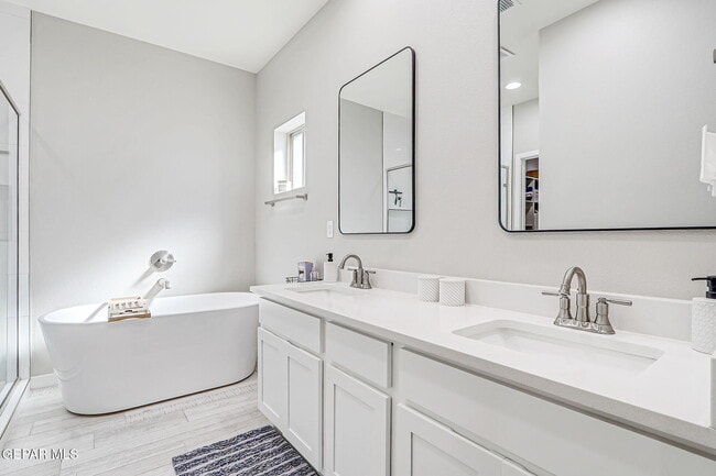 Building Photo - 325 Playa Vis St