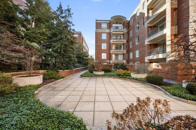 Building Photo - 130 Mt Auburn St