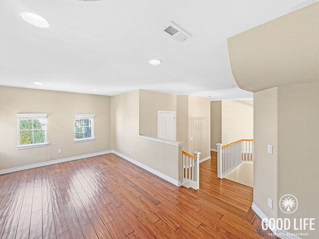 Building Photo - Spacious Torrey View Home with Flexible Floorplan in Gated Community