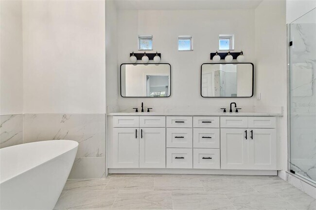 Building Photo - 13792 Long Lake Ln