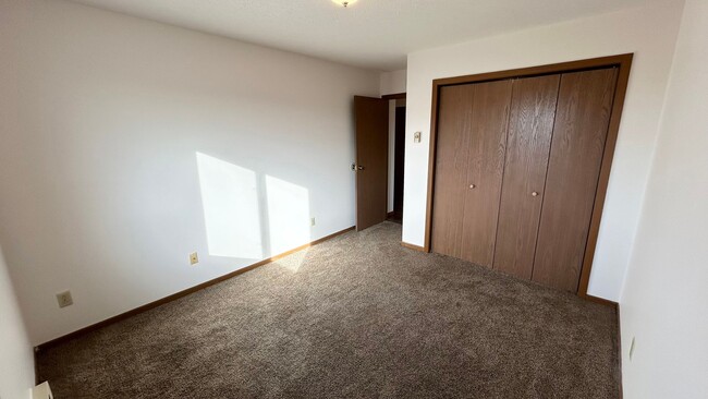 Building Photo - Pet Friendly 2 bedroom 1 bathroom for Rent!