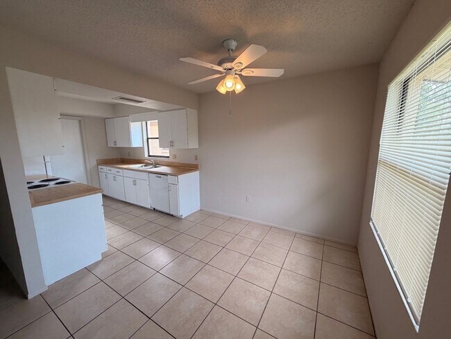Building Photo - 2/2 Bedroom house with 1 car garage and fenced yard.