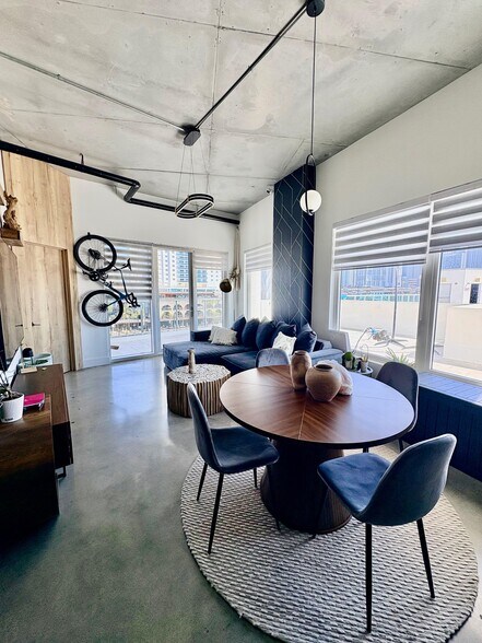 Building Photo - 10 SW South River Dr