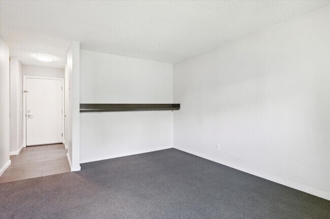 Building Photo - Pre-Lease Aug 2025 Remodeled 2 Bedroom 1 B...