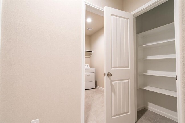 Building Photo - 5502 Pleasant Falls Dr