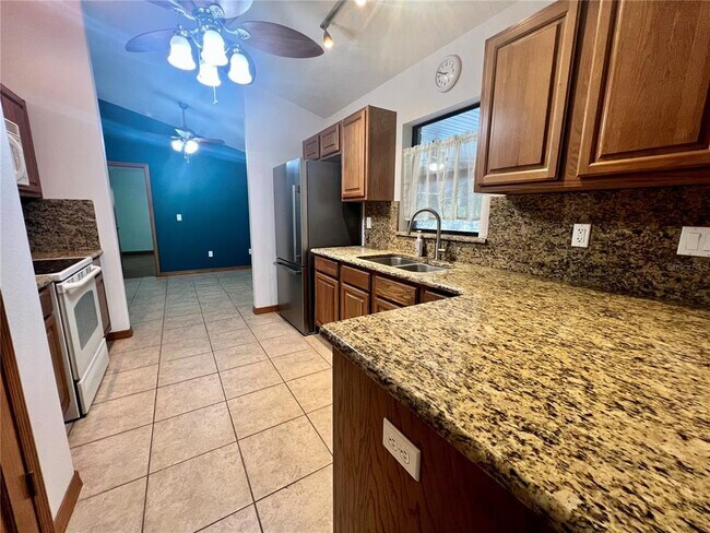 Building Photo - 1156 S Carpenter Ave