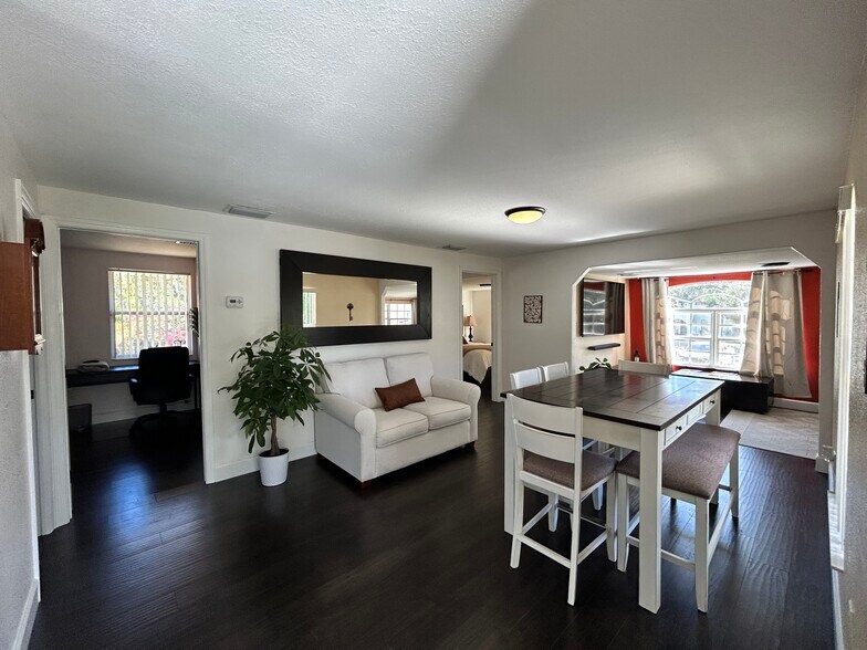 Building Photo - 203 W Crest Ave