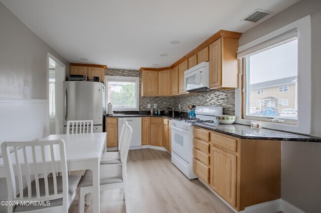 Building Photo - 32 Howland Ave