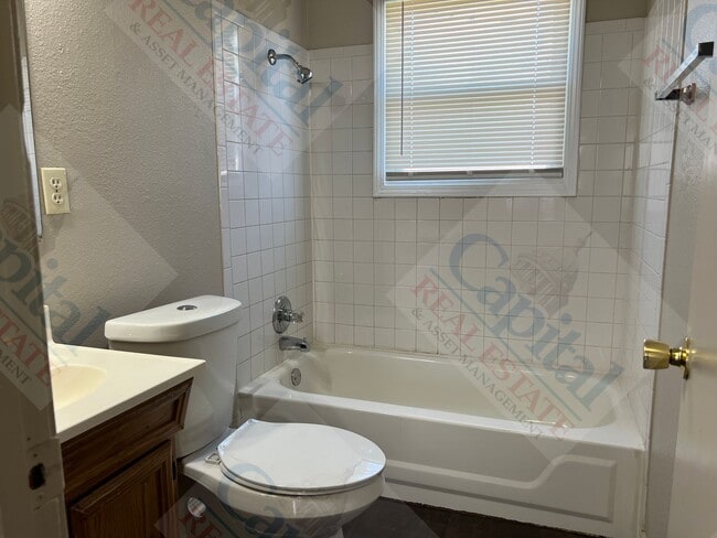 Building Photo - Spacious 3 Bedroom