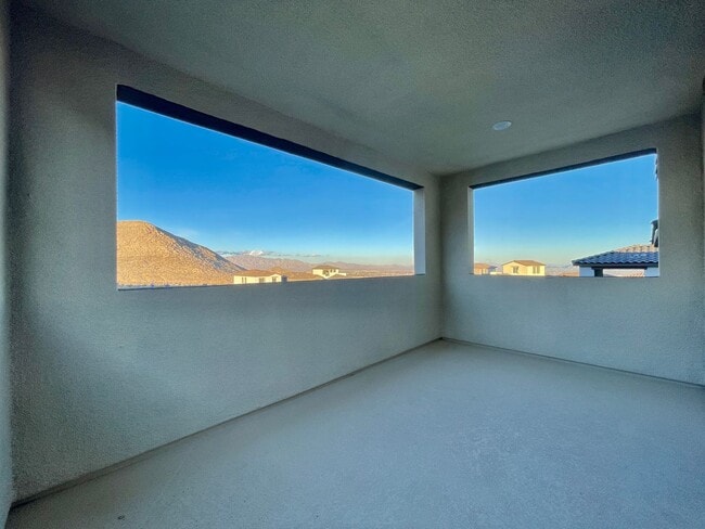 Building Photo - MOUNTAIN VIEWS, Gently lived in 4 bedroom 2.5 Bathrooms with Loft, home is a Must See!
