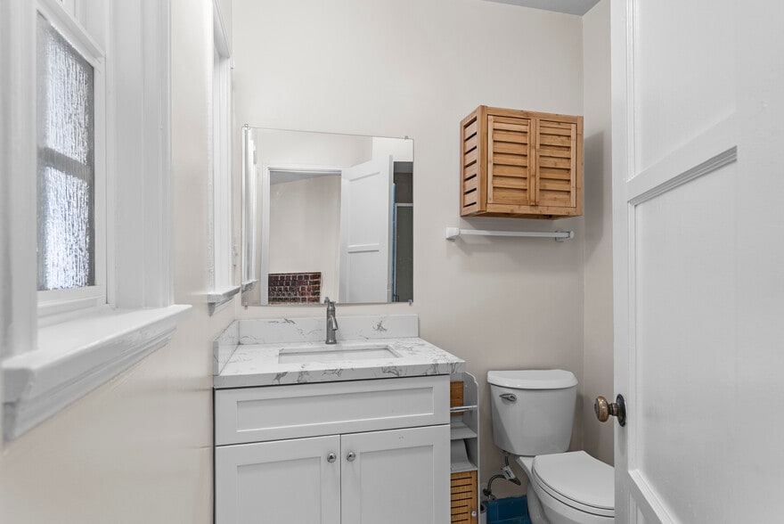 Building Photo - 550 Clement Dr