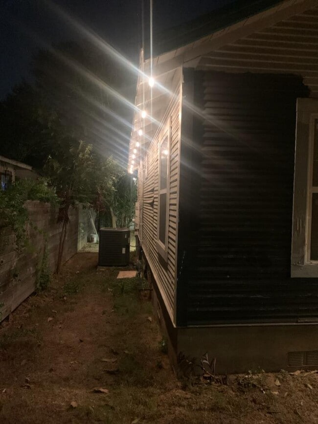 Building Photo - 1303 E 3rd St