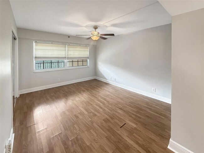 Building Photo - 3520 Oaks Way