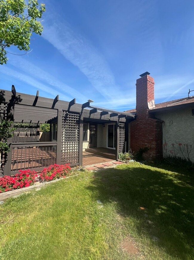 Building Photo - 4177 Villa Dr