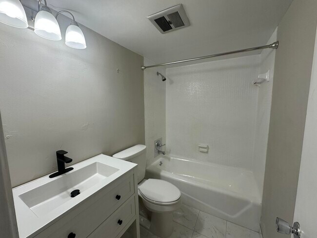 Building Photo - 2301 NE 14th Street Causeway