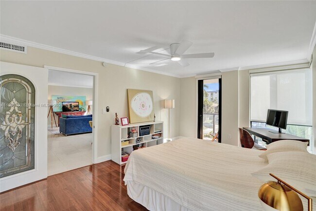 Building Photo - 9800 W Bay Harbor Dr