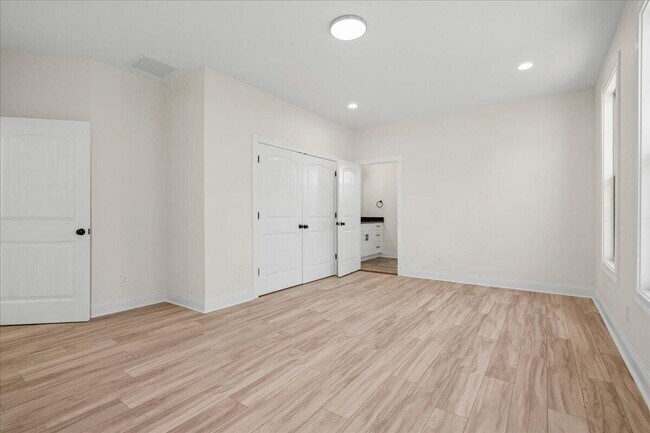 Building Photo - 417 Weston Park