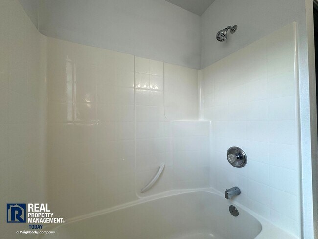 Building Photo - Spacious 4-bedroom home!