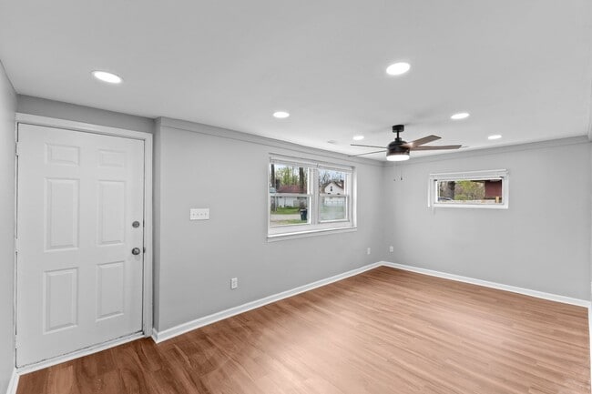 Building Photo - Newly Renovated 3-Bed Gem with Massive Yard – Modern Columbus Living!