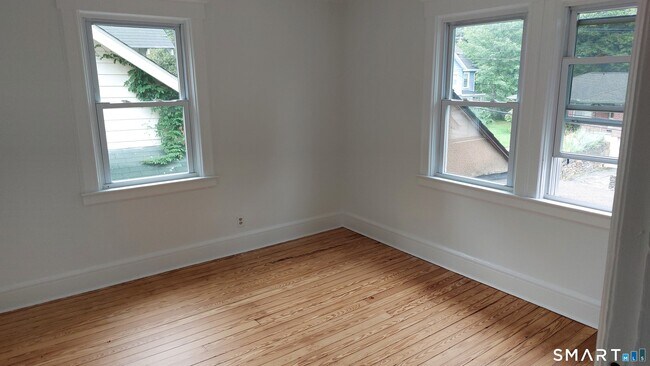 Building Photo - 136 Mead Ave