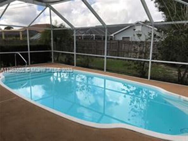 Building Photo - 527 SE Cliff Rd