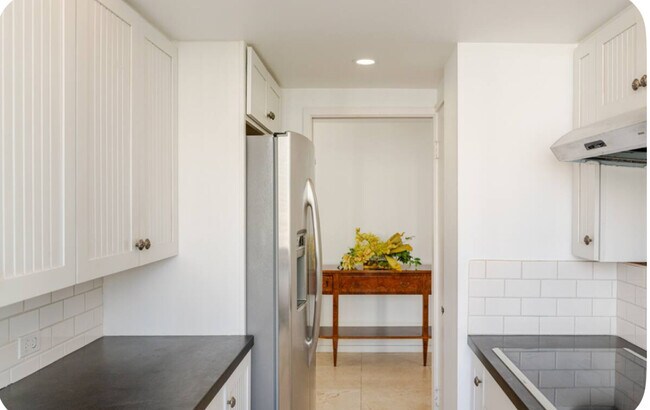 Building Photo - 2500 Kalakaua Ave