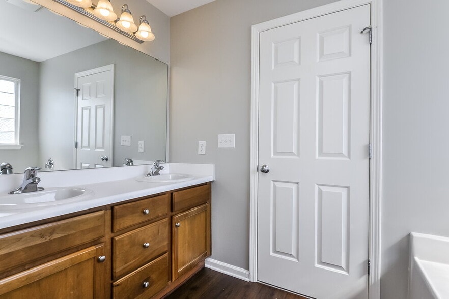 Building Photo - 1102 Braemar Highland Dr