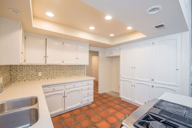 Building Photo - Anaheim Hills