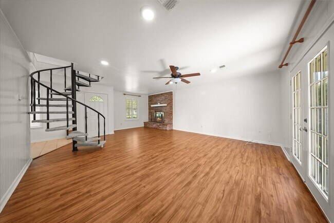 Building Photo - 421 Forrest Ln