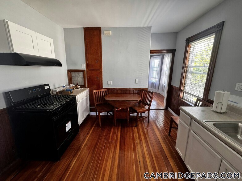Primary Photo - 32 Cedar St