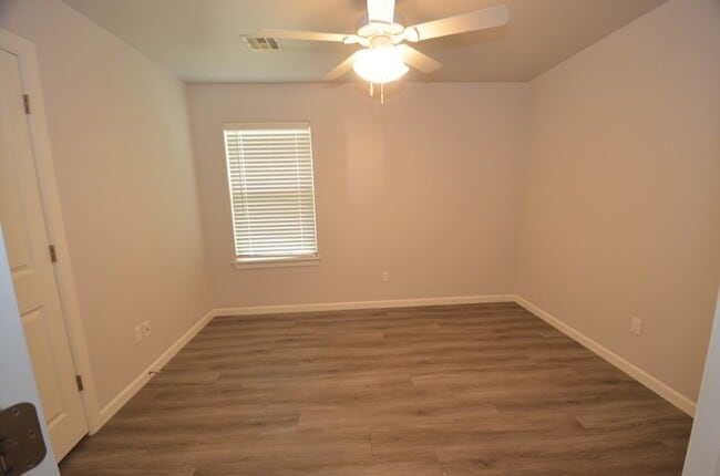 Building Photo - 11209 Howard Dr