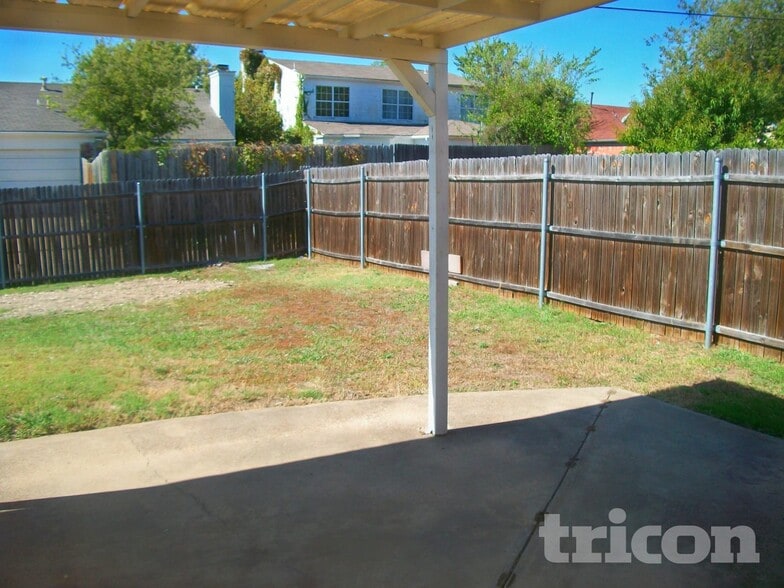 Building Photo - 9215 Sophora Dr