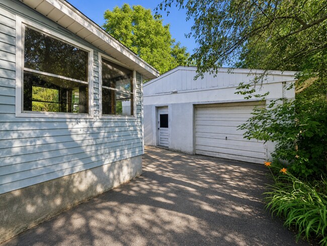 Building Photo - 2130 Brady Ave