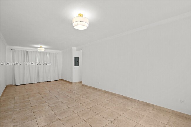 Building Photo - 4720 Pine Tree Dr