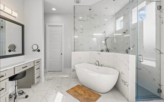 Building Photo - 1032 Clear Water Cyn