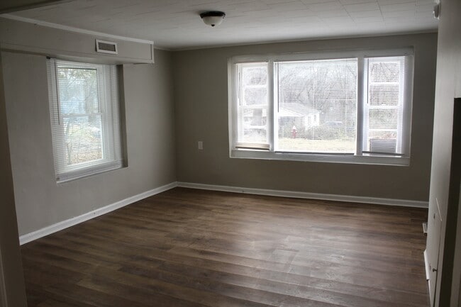 Building Photo - 1204 W Mauney Ave