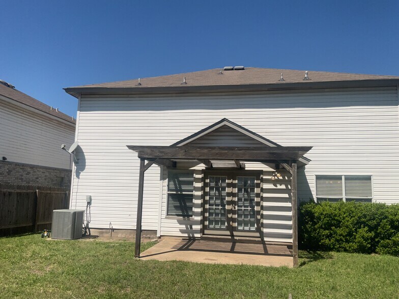 Building Photo - 1000 Silverstone Ln