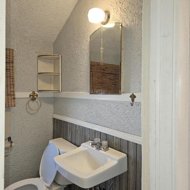 Building Photo - 208 W 3rd Ave