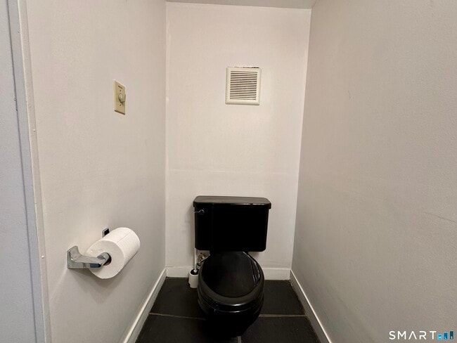 Building Photo - 860 Oakwood Rd