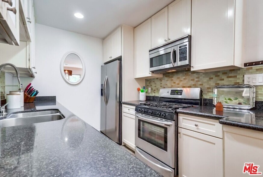 Building Photo - 1275 Havenhurst Dr