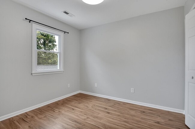 Building Photo - Gorgeous 4 bedroom, 3 1/2 bathroom home wi...