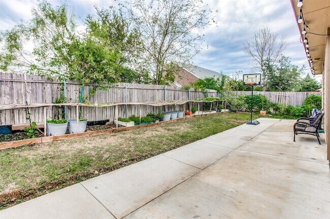 Building Photo - 6612 Friendsway Dr