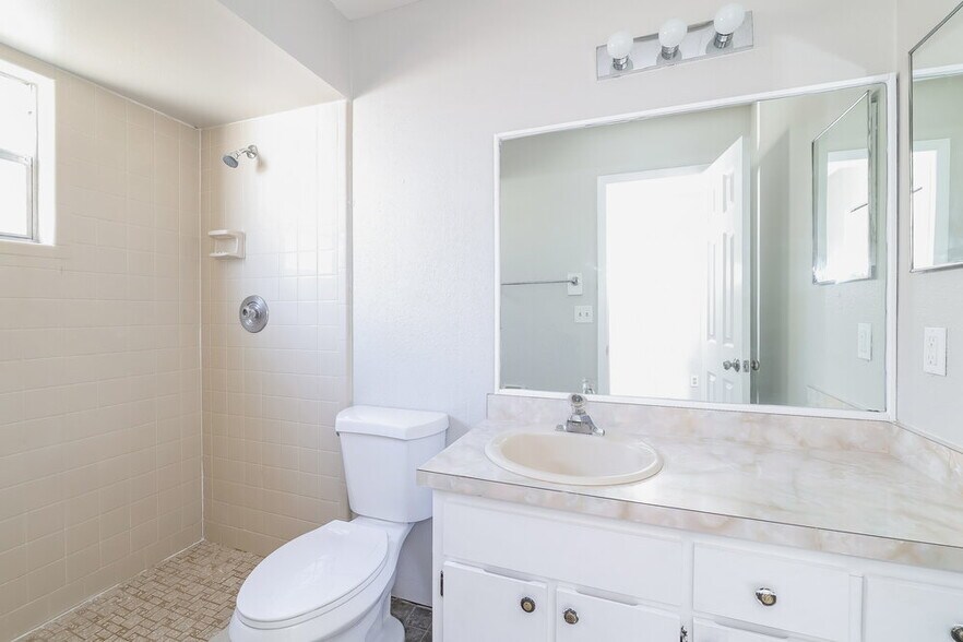 Building Photo - 648 Caribou Ct