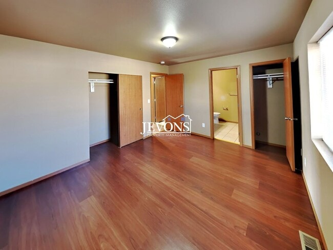Building Photo - Spacious 3-Bedroom, 2-Bathroom Apartment in Central Yakima